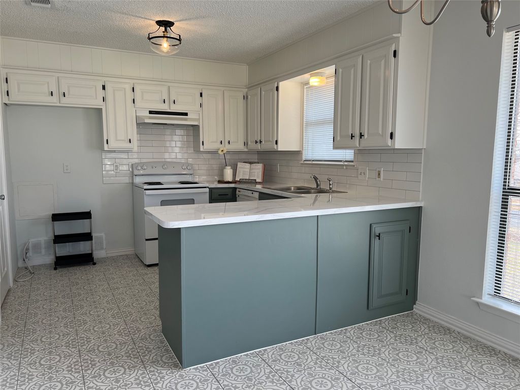 202 S Sendero Drive, Decatur, TX 76234