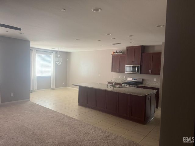 7809 Bandelier Drive, Bakersfield, CA 93313