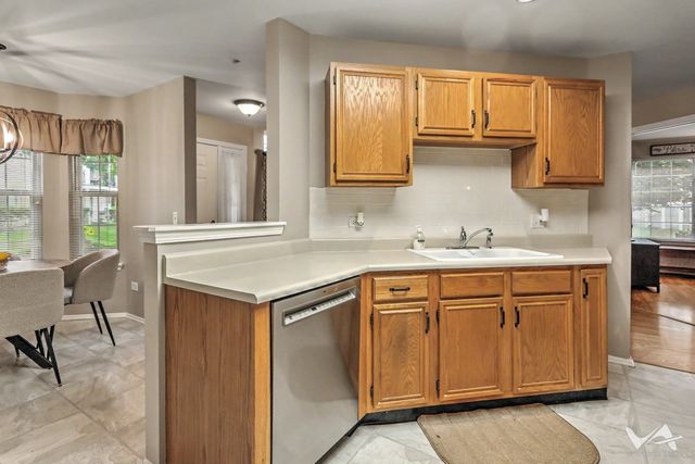 1628 Columbia Circle 1, Bartlett, IL 60103
