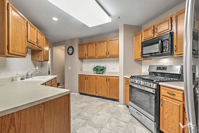 1628 Columbia Circle 1, Bartlett, IL 60103