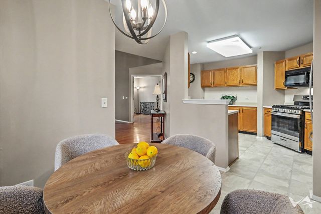 1628 Columbia Circle 1, Bartlett, IL 60103
