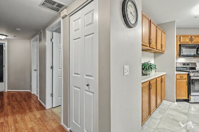 1628 Columbia Circle 1, Bartlett, IL 60103
