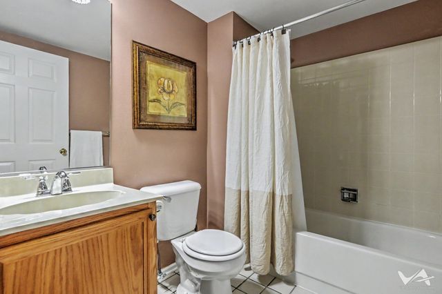 1628 Columbia Circle 1, Bartlett, IL 60103