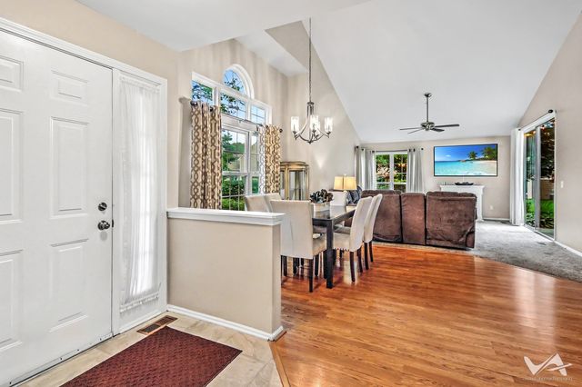 1628 Columbia Circle 1, Bartlett, IL 60103