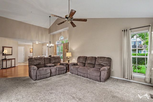 1628 Columbia Circle 1, Bartlett, IL 60103