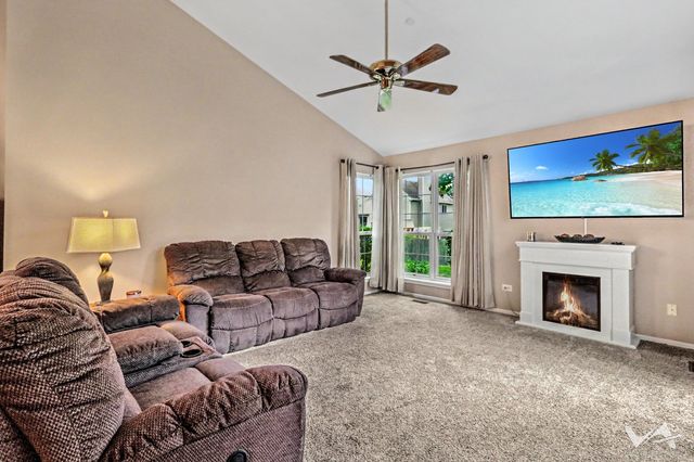 1628 Columbia Circle 1, Bartlett, IL 60103
