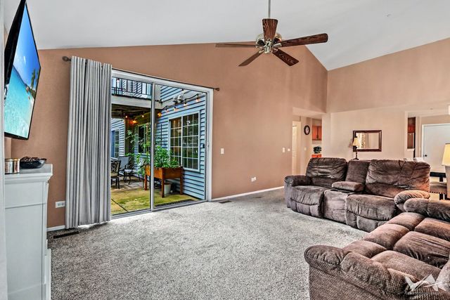 1628 Columbia Circle 1, Bartlett, IL 60103