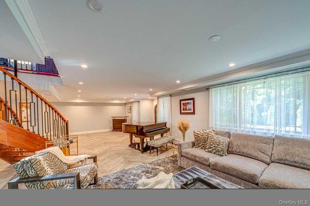 6 Tanyard Lane, Huntington, NY 11743