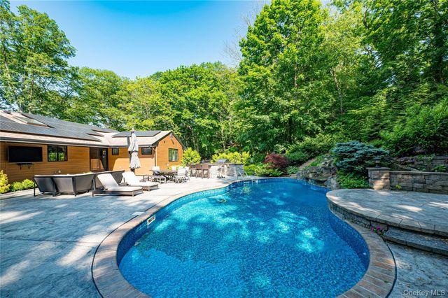 6 Tanyard Lane, Huntington, NY 11743