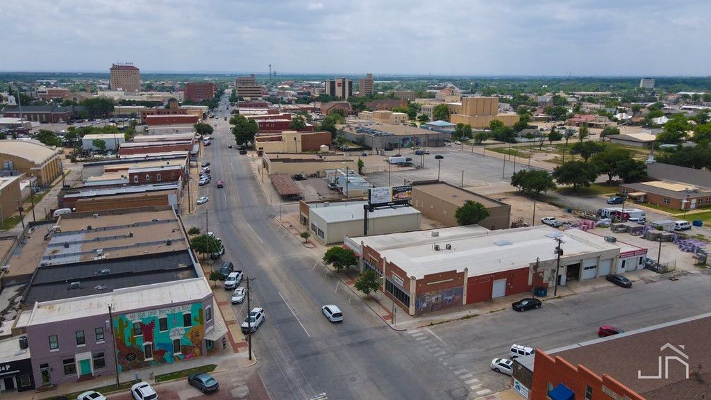 Image 10 of property listing at 315 N Chadbourne Street, San Angelo, TX 76903