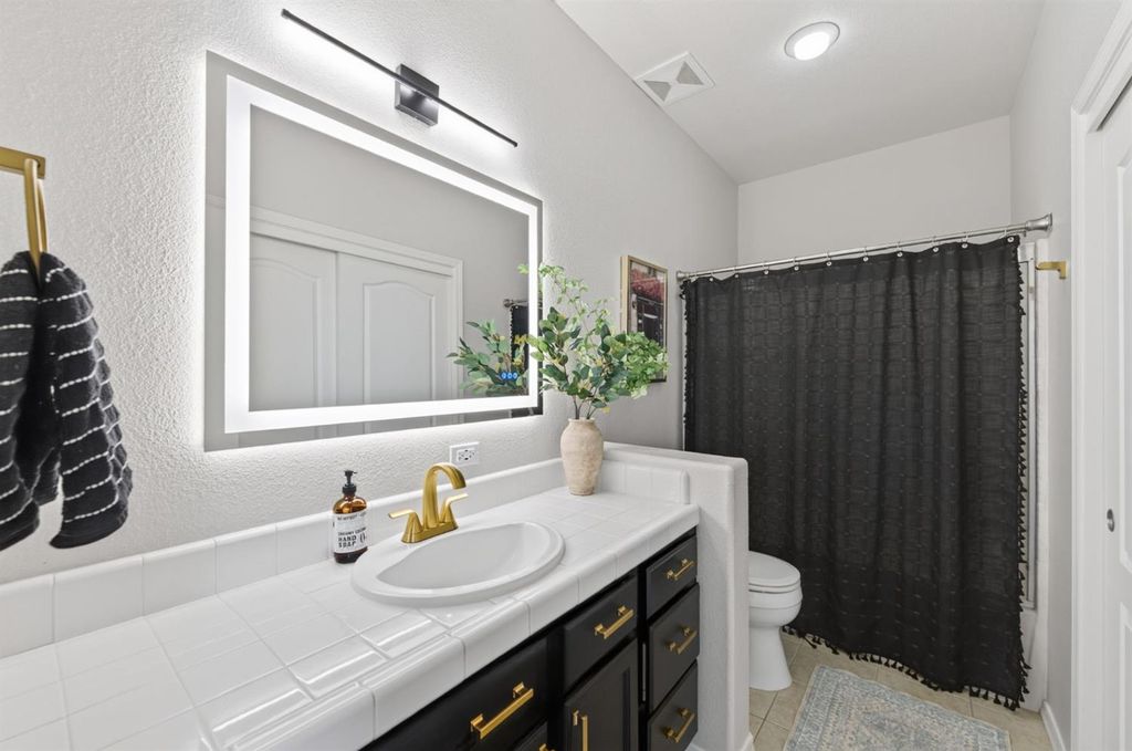 Image 13 of property listing at 643 W Madrid Lane, Clovis, CA 93619