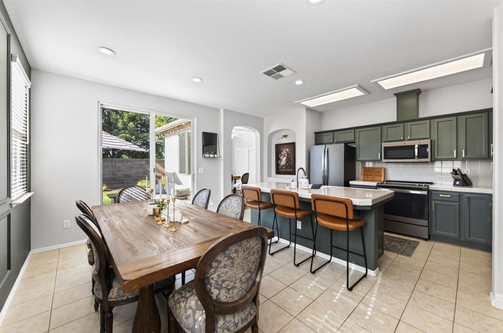 Image 5 of property listing at 643 W Madrid Lane, Clovis, CA 93619