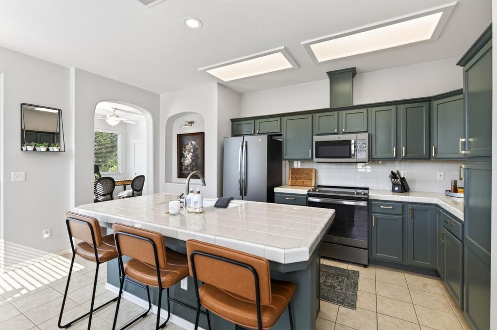 Image 7 of property listing at 643 W Madrid Lane, Clovis, CA 93619