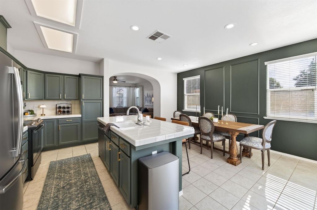 Image 9 of property listing at 643 W Madrid Lane, Clovis, CA 93619