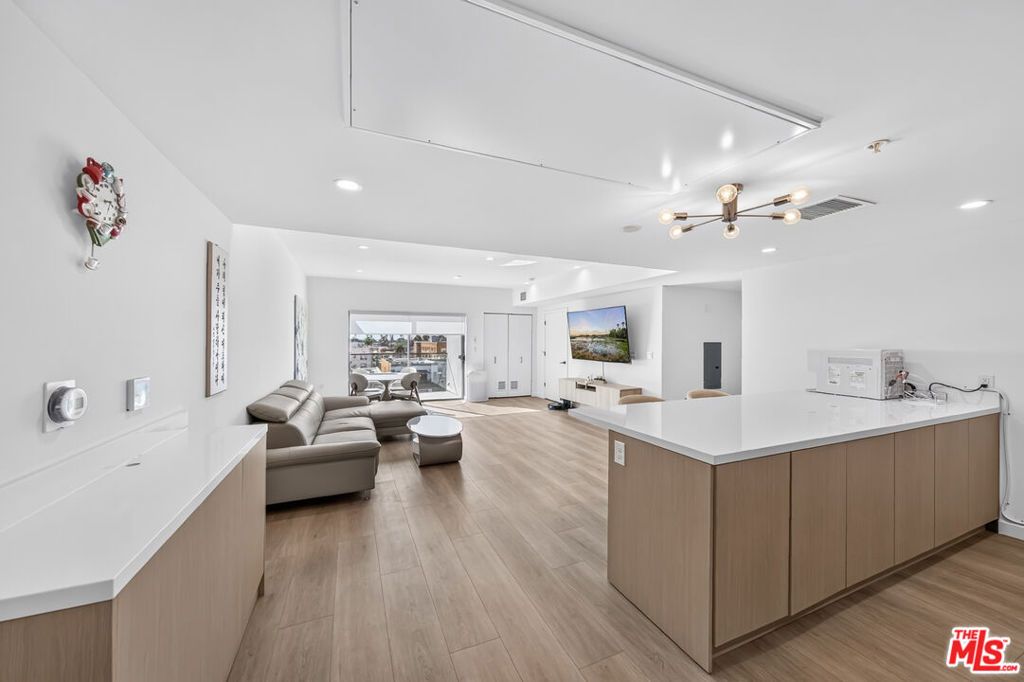 321 S Oxford Avenue 603, Los Angeles, CA 90010 — photo 2