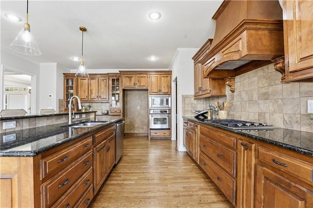 9120 W 156th Place, Overland Park, KS 66221