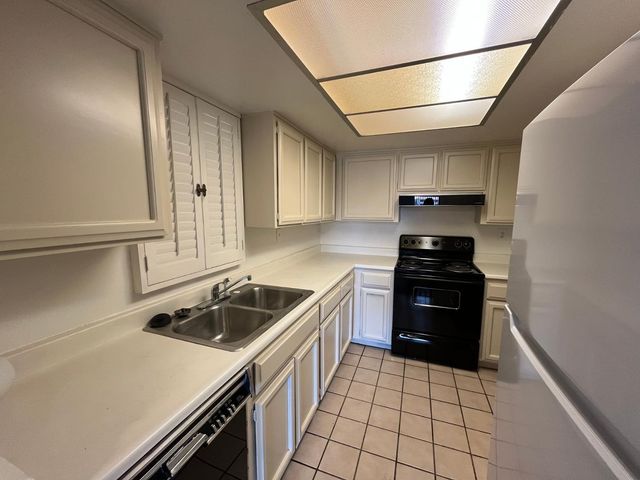 11040 N 28th Drive 127, Phoenix, AZ 85029