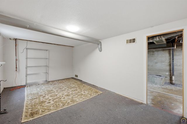 3124 SW 11th ST, Topeka, KS 66604