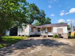 506 S Iowa Street, La Porte, TX 77571