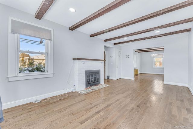 42 Greenwood Rd, Bay Shore, NY 11706