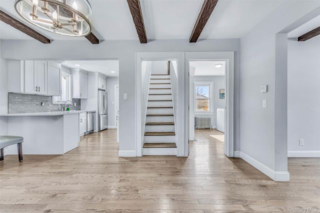 42 Greenwood Rd, Bay Shore, NY 11706