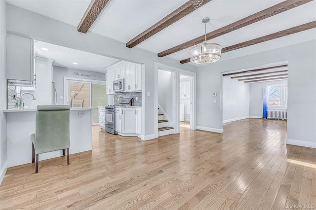 42 Greenwood Rd, Bay Shore, NY 11706