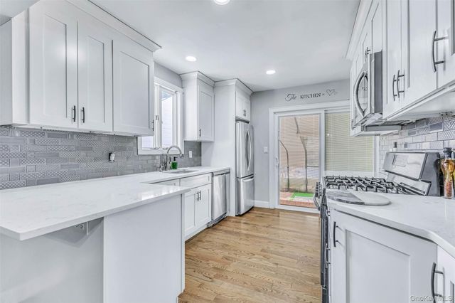 42 Greenwood Rd, Bay Shore, NY 11706