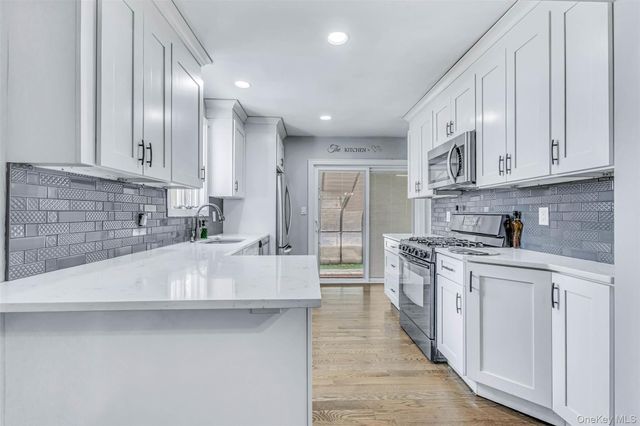 42 Greenwood Rd, Bay Shore, NY 11706