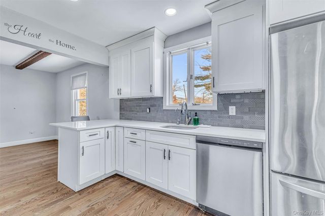 42 Greenwood Rd, Bay Shore, NY 11706