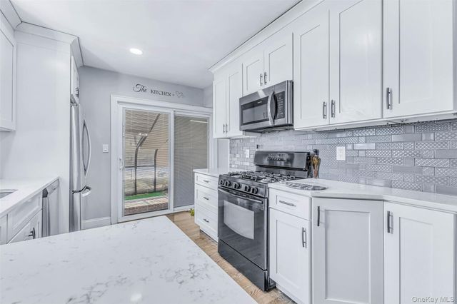 42 Greenwood Rd, Bay Shore, NY 11706