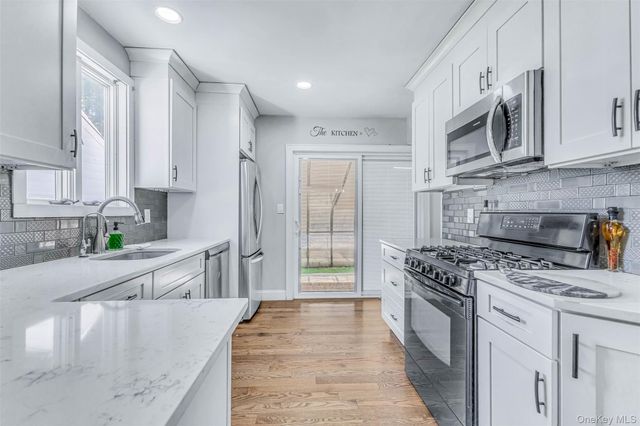 42 Greenwood Rd, Bay Shore, NY 11706