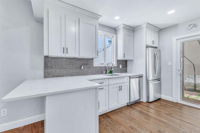 42 Greenwood Rd, Bay Shore, NY 11706