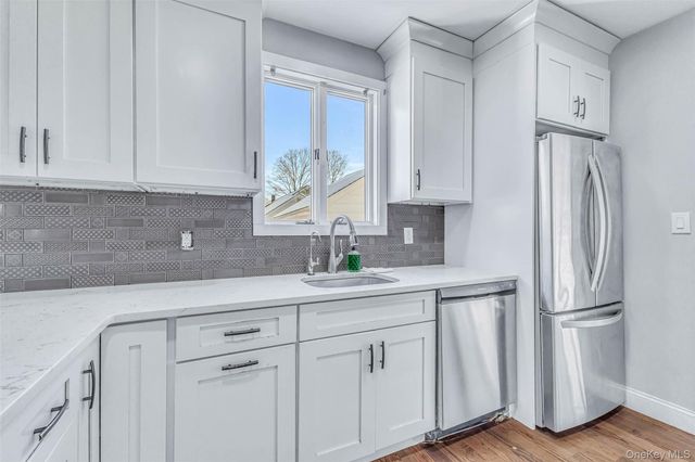 42 Greenwood Rd, Bay Shore, NY 11706