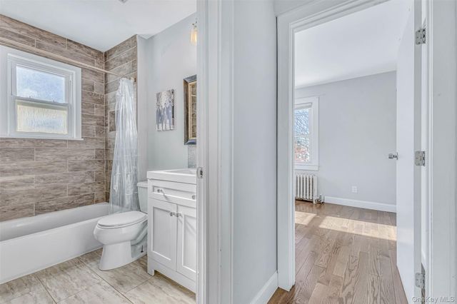 42 Greenwood Rd, Bay Shore, NY 11706