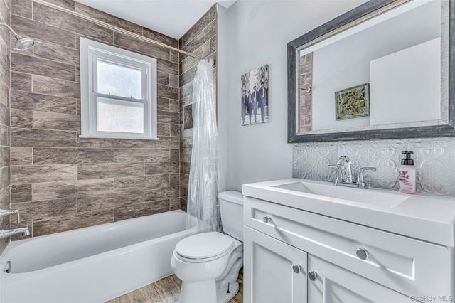 42 Greenwood Rd, Bay Shore, NY 11706