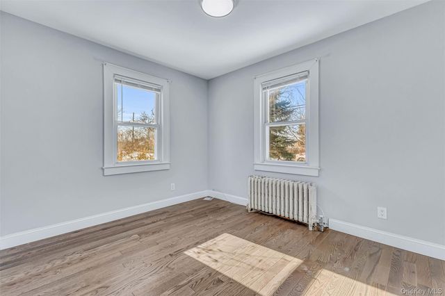 42 Greenwood Rd, Bay Shore, NY 11706