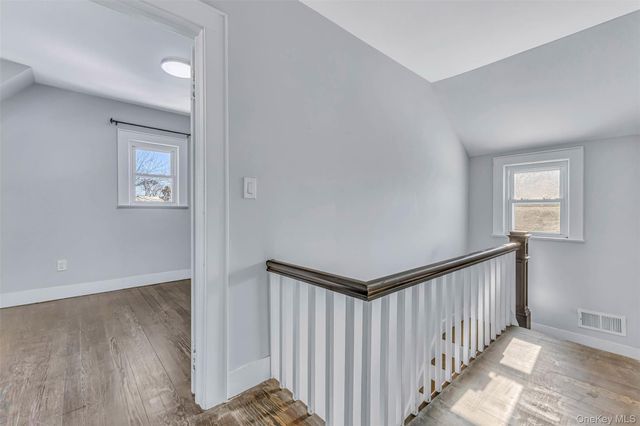 42 Greenwood Rd, Bay Shore, NY 11706