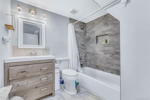 42 Greenwood Rd, Bay Shore, NY 11706