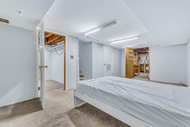 42 Greenwood Rd, Bay Shore, NY 11706