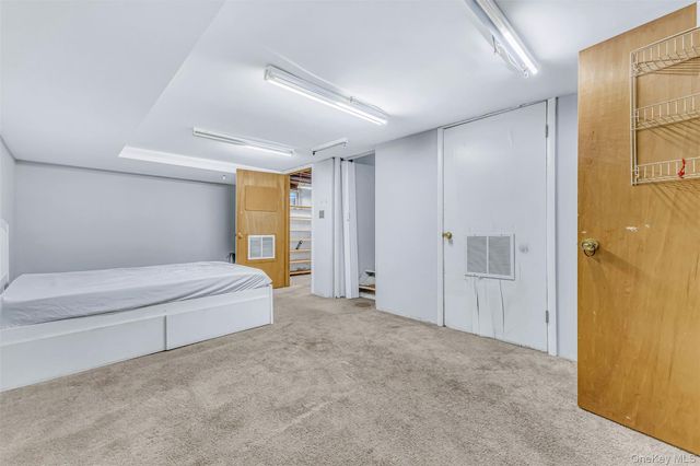 42 Greenwood Rd, Bay Shore, NY 11706