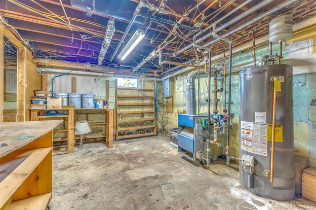 42 Greenwood Rd, Bay Shore, NY 11706