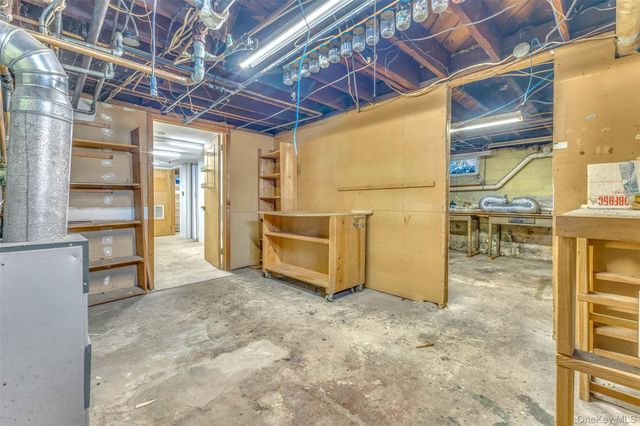 42 Greenwood Rd, Bay Shore, NY 11706