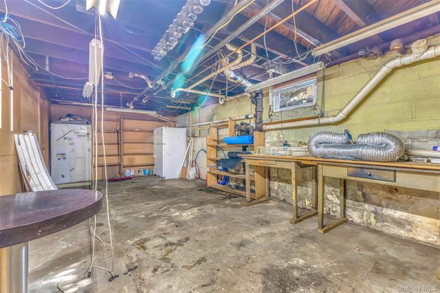 42 Greenwood Rd, Bay Shore, NY 11706