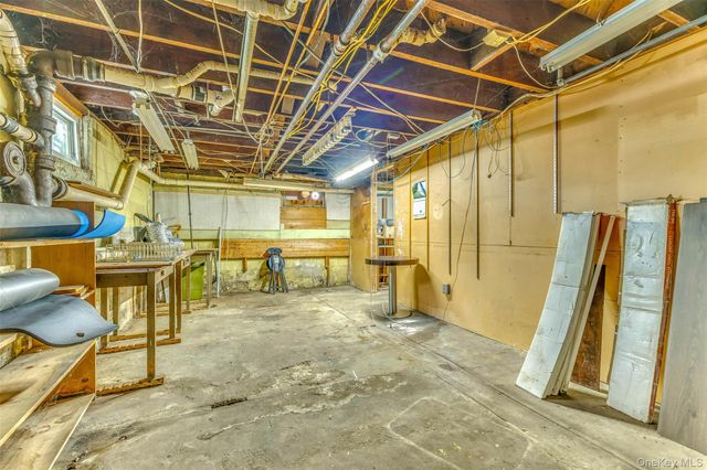 42 Greenwood Rd, Bay Shore, NY 11706