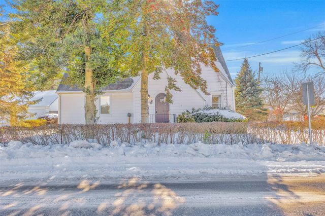 42 Greenwood Rd, Bay Shore, NY 11706