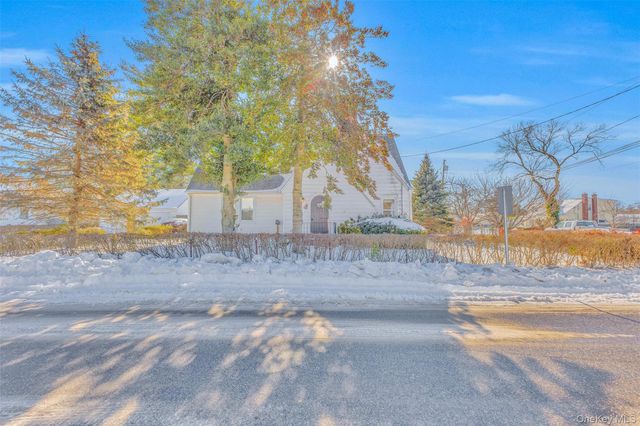 42 Greenwood Rd, Bay Shore, NY 11706