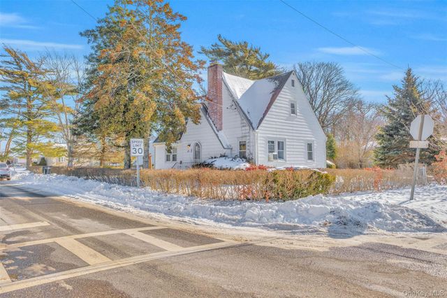 42 Greenwood Rd, Bay Shore, NY 11706