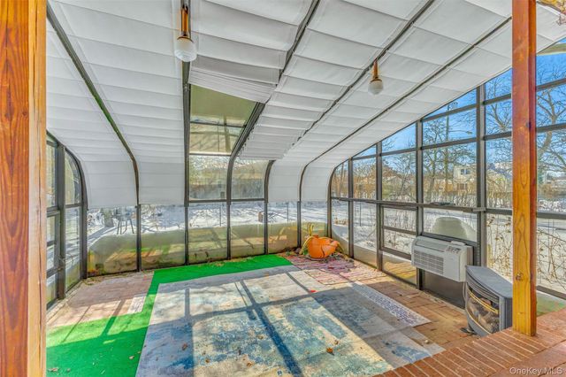 42 Greenwood Rd, Bay Shore, NY 11706