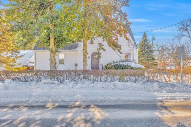 42 Greenwood Rd, Bay Shore, NY 11706