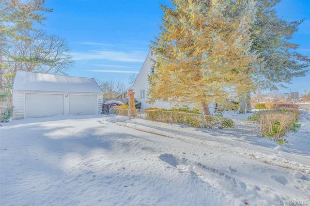 42 Greenwood Rd, Bay Shore, NY 11706